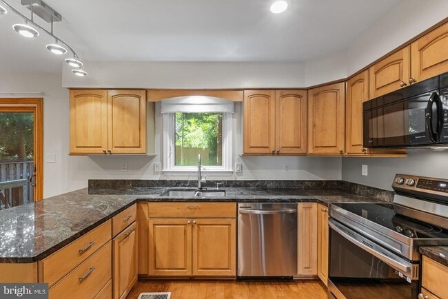 Building Photo - 6860 Williamsburg Pond Ct