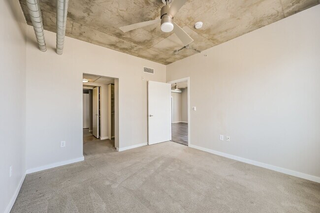 Building Photo - $2,200.00, 2 bed, 1bath located in the hea...