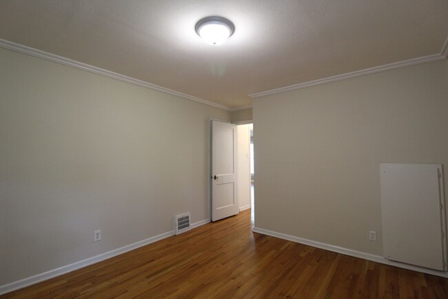 Building Photo - 2 Bedroom 1 Bath Home in Roeland Park