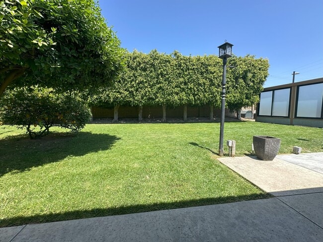 Building Photo - 10462 Sierra Cir