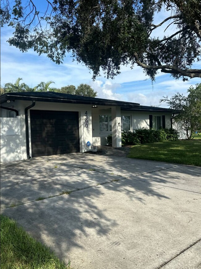 Building Photo - 4390 Maple St NE