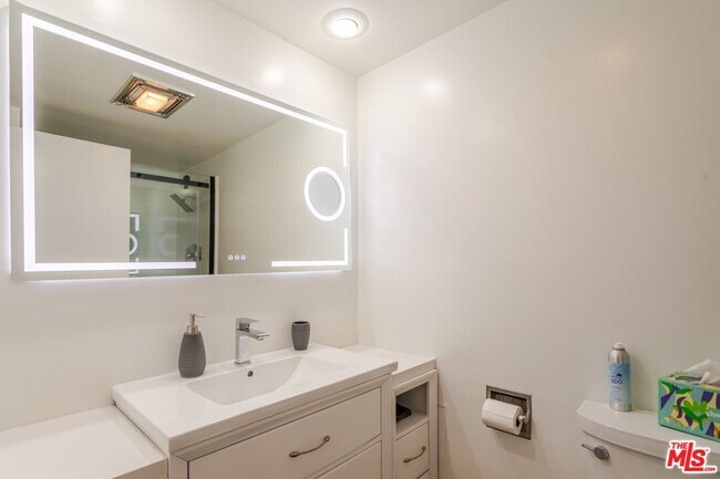 Building Photo - 800 W 1st St