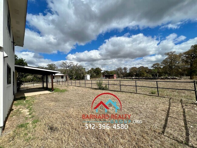 Building Photo - Country Living At It's Finest!