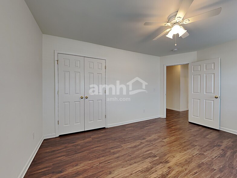 Building Photo - 1843 Longmont Dr