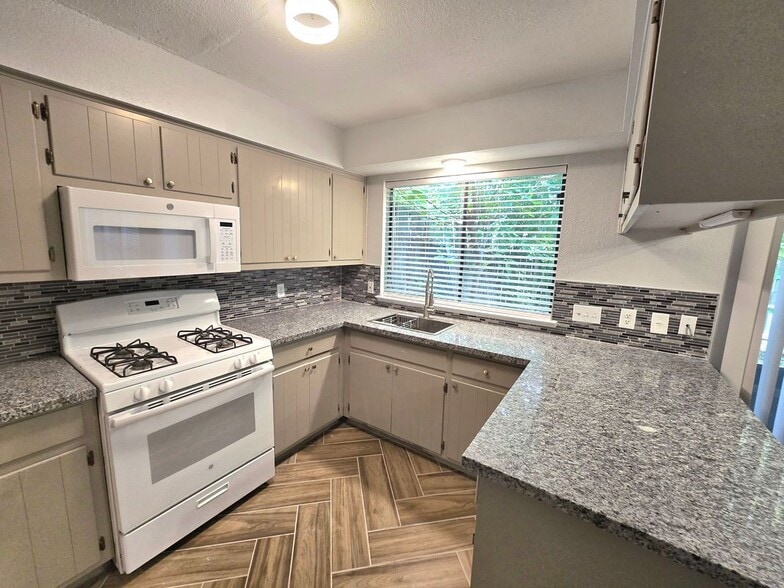 Building Photo - 1417 Hyridge Cir