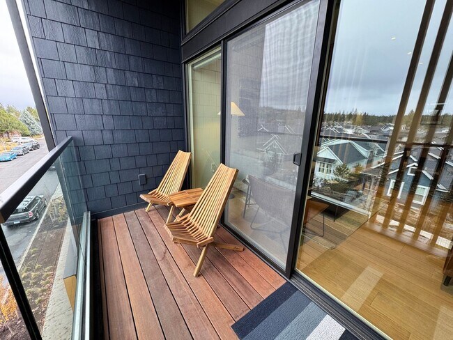 Building Photo - FURNISHED: UTILITIES PAID BY OWNER:  NWX tastefully furnished 1 bed, 1 bath located on the 3rd fl...