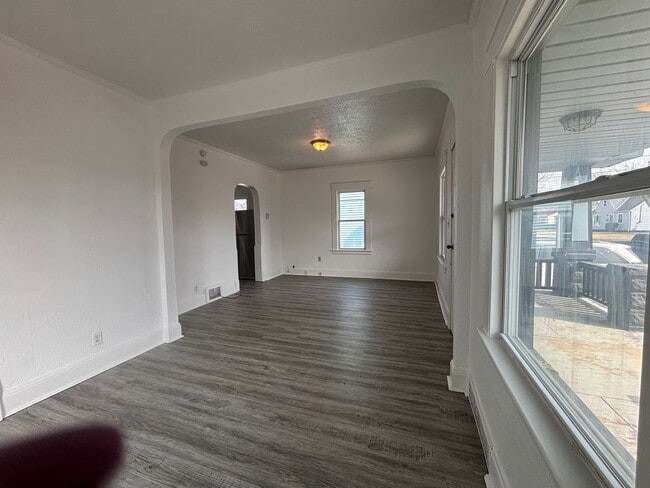 Building Photo - Newly Updated 3 Bedroom Single Family Home