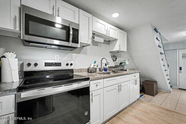 Building Photo - 719 S Shores Rd