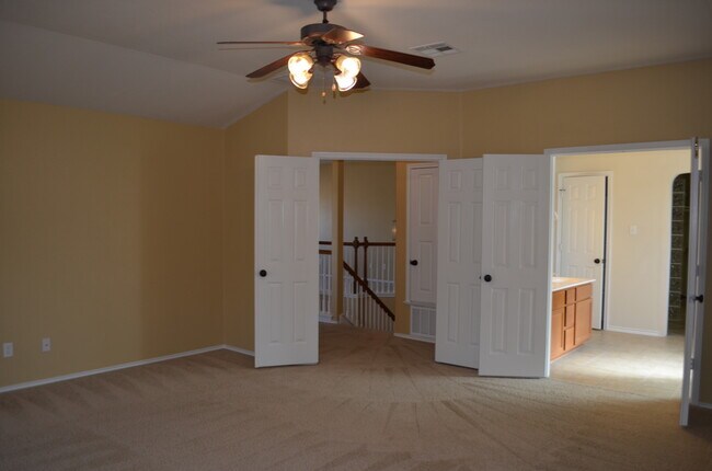 Building Photo - HUGE 5 BEDROOM HOME IN SAVANNAH HEIGHTS!