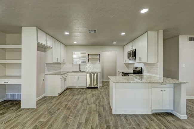 Building Photo - Spacious Elegance: Open Floor Plan, Dual V...