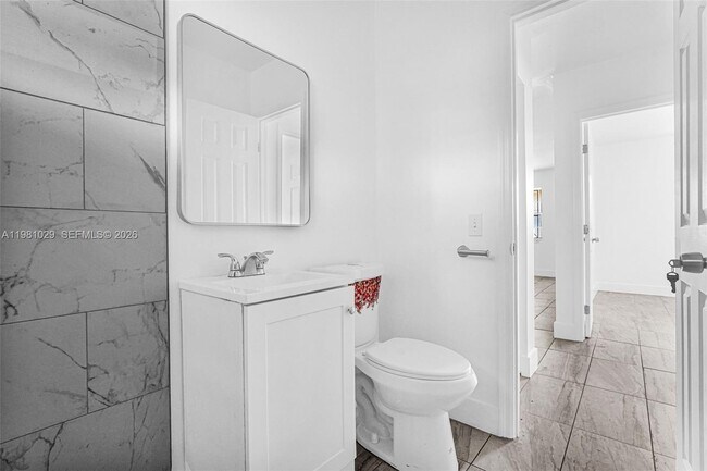 Building Photo - 14600 NE 14th Ave