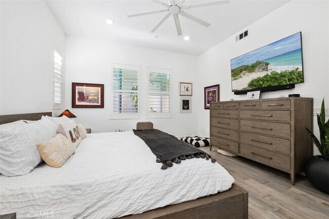 Building Photo - 124 Sculpture