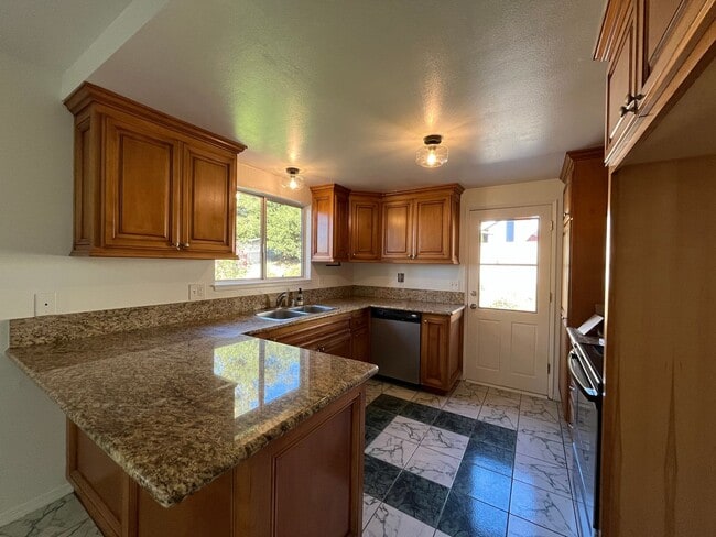 Building Photo - MOUNTAIN VIEWS!! Newbury Park 4+2.5 w/family rm, 2 fireplaces, cul-de-sac!