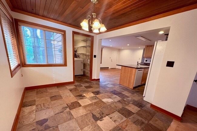 Building Photo - Spacious three bedroom rambler in Shoreline!