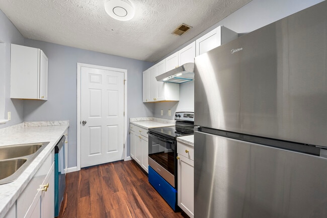 Building Photo - 3247 Fairington Dr