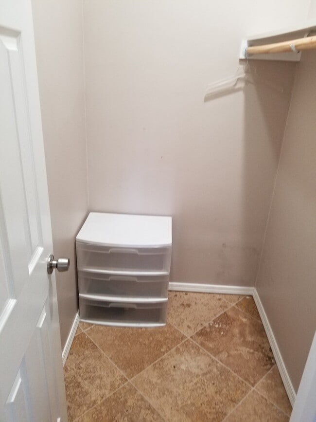 Building Photo - Spacious Studio in the Heart of Oceanside-Utilities Included