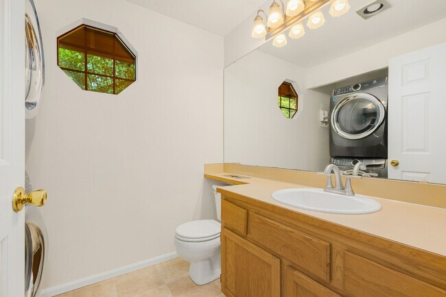 Building Photo - 3BD 2BA Townhouse - 1 Car Detached Garage