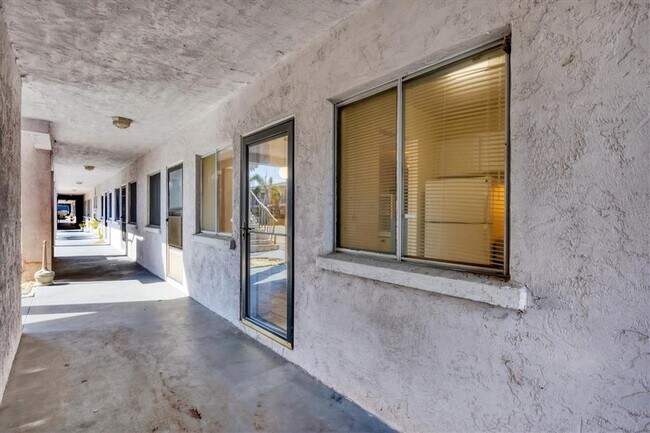 Building Photo - 3101 Bee Ridge Rd
