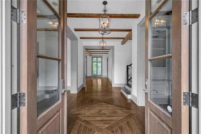 Building Photo - 425 Broadland Rd NW