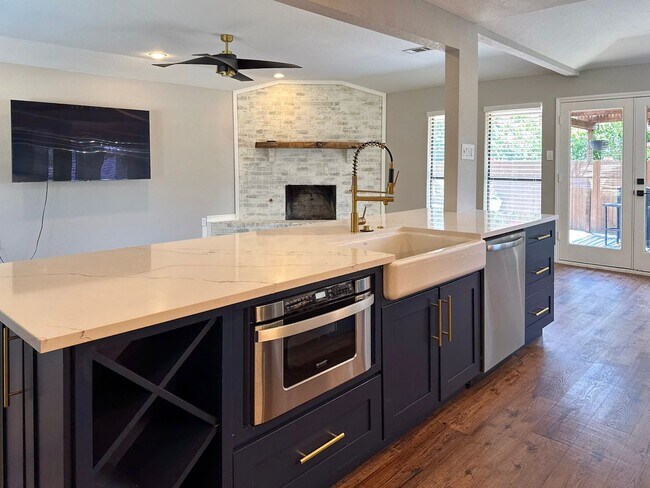 Building Photo - 3 Bed / 2 Bath / 2 Car Gargae / Pool