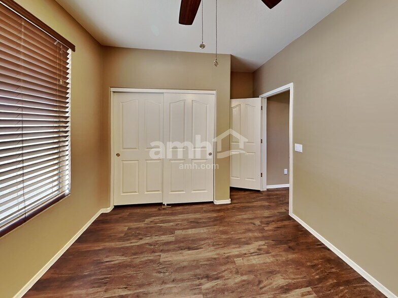 Building Photo - 2150 E Bellerive Pl