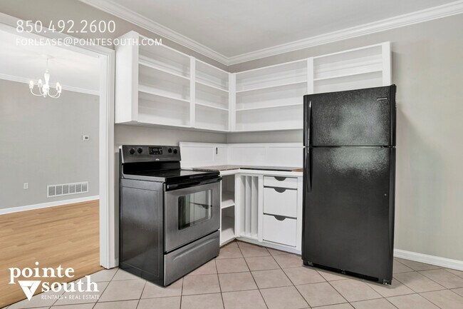 Building Photo - 703 Belrose Ave