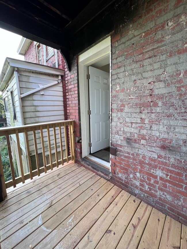 Building Photo - Updated 4BR 1.5 bath home with rear parking!