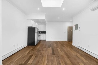 Building Photo - 792 Hart St