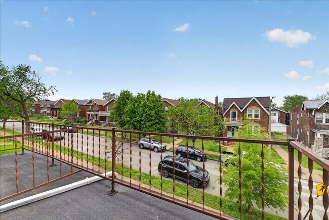 Building Photo - Meryl Wears Prada