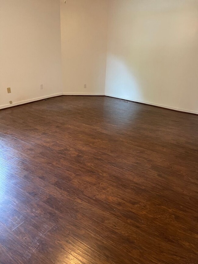 Building Photo - 204 N Olive St