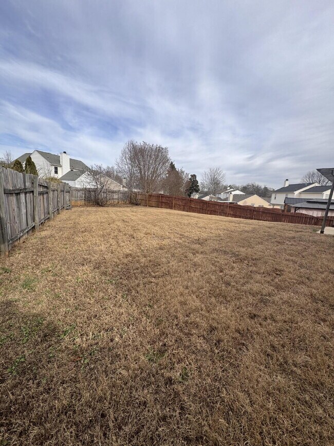 Building Photo - Spacious 3BR Home with Large Fenced Yard – Prime Simpsonville Location!