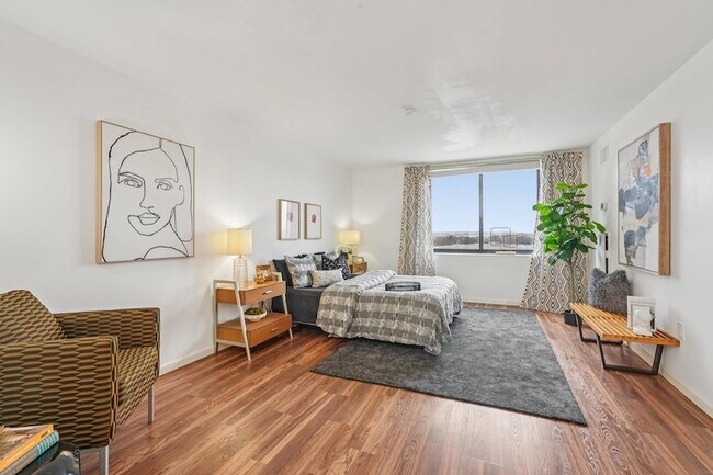 Building Photo - 530 Harmon Cove Tower