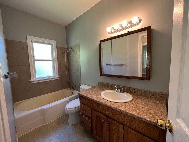 Building Photo - 2 bedroom 1 bathroom gem in Harrison Towns...