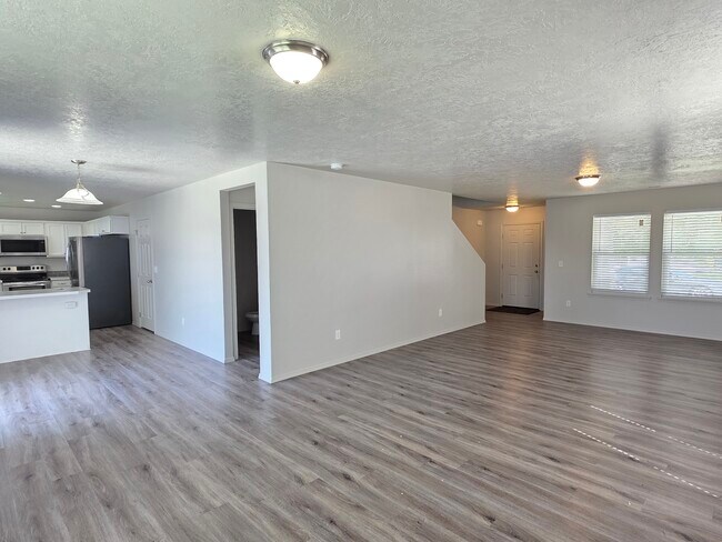 Building Photo - Bonelli Ave