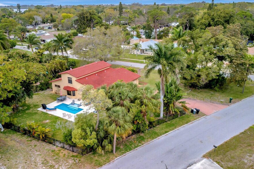 Building Photo - 612 Montezuma Dr