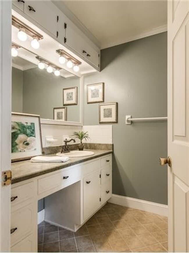 Building Photo - AVAILABLE NOW; 2-Bed/2.5-Bath in Crieve Hall