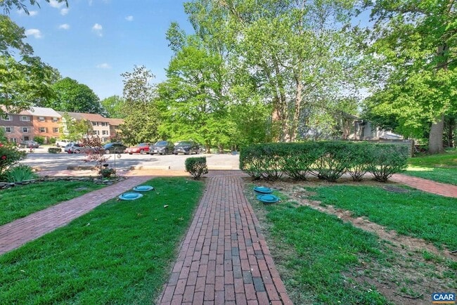 Building Photo - 7 Georgetown Green