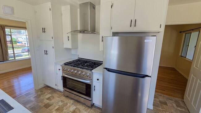 Building Photo - East Whittier 3 Bed 1.5 Bath House With Remodeled Kitchen and Bathrooms Available Now!