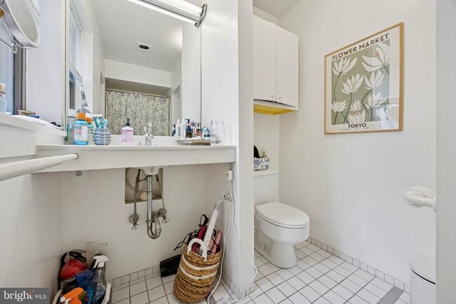 Building Photo - 1731 Bainbridge St