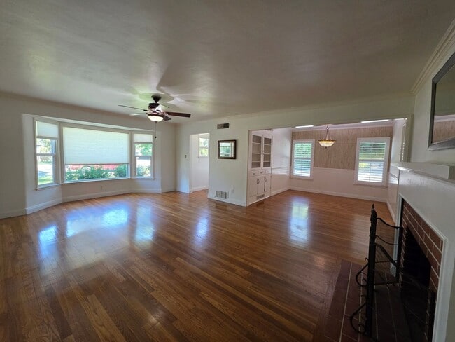 Building Photo - 2 bedroom 2 bathroom with brand new A/C un...