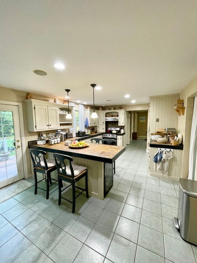 Building Photo - Sublet available now to May. Stunning 5 be...