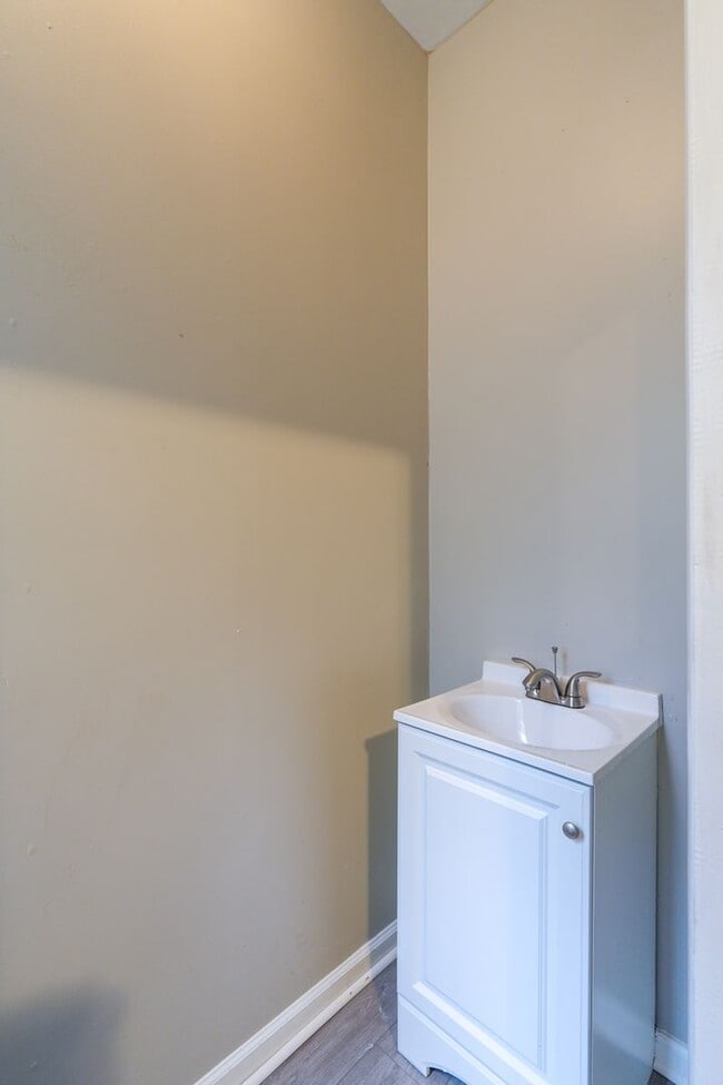 Building Photo - Newly renovated 6 bedroom 2.5 bath in Carroll Park Area