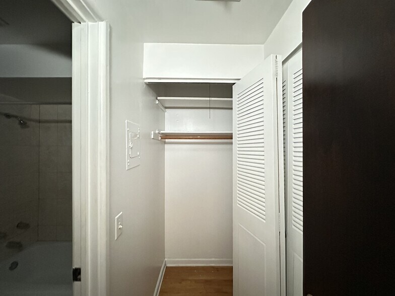 Building Photo - 5820 N Sheridan Rd