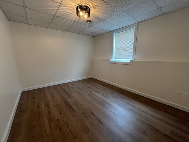 Building Photo - Nice Recently Renovated 3 Bedroom Duplex i...