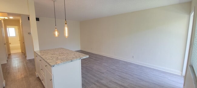 Building Photo - 2110 NE 39th St
