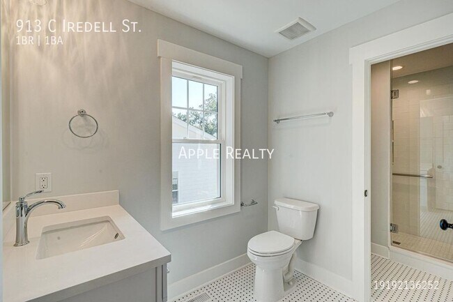 Building Photo - 913 Iredell St