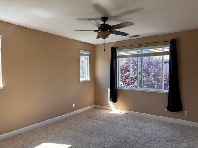 Building Photo - Lovely 3/2.5 in perfect location!