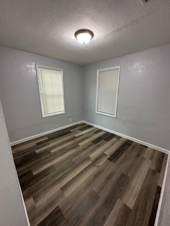 Building Photo - Fully Renovated 3/1.5 Available for Immedi...
