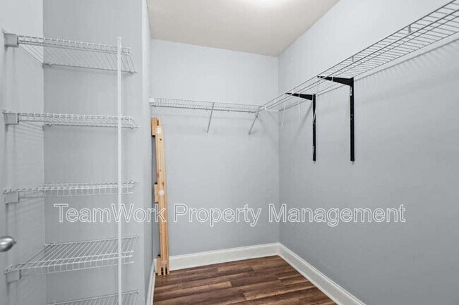 Building Photo - 5914 Tampa St