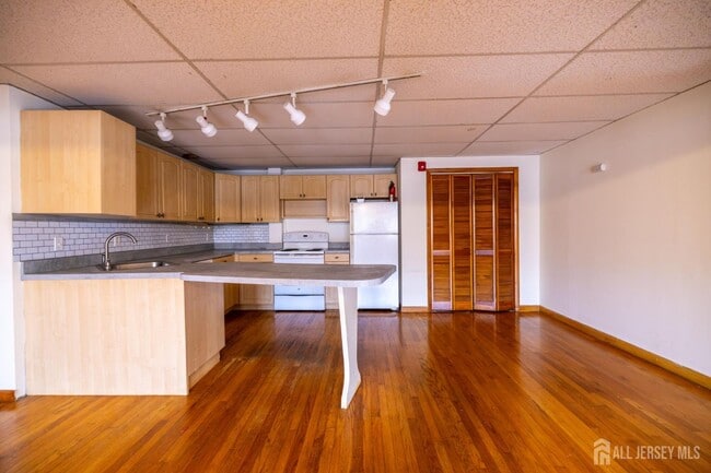 Building Photo - 353 Springfield Ave